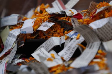 Dağınık gazete parçaları 1 Aralık 2025 'te Hyderabad Hindistan' da yatmaktadır.