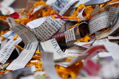 Dağınık gazete parçaları 1 Aralık 2025 'te Hyderabad Hindistan' da yatmaktadır.