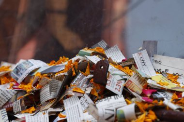 Dağınık gazete parçaları 1 Aralık 2025 'te Hyderabad Hindistan' da yatmaktadır.