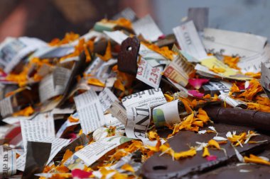 Dağınık gazete parçaları 1 Aralık 2025 'te Hyderabad Hindistan' da yatmaktadır.