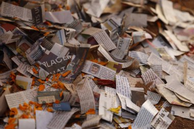 Dağınık gazete parçaları 1 Aralık 2025 'te Hyderabad Hindistan' da yatmaktadır.