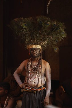 Geleneksel Hyderabad festivalinde tavus kuşu tüyü başlık takan adam Hindistan 'ın 15 Aralık 2025