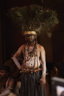 Geleneksel Hyderabad festivalinde tavus kuşu tüyü başlık takan adam Hindistan 'ın 15 Aralık 2025