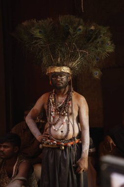 Geleneksel Hyderabad festivalinde tavus kuşu tüyü başlık takan adam Hindistan 'ın 15 Aralık 2025