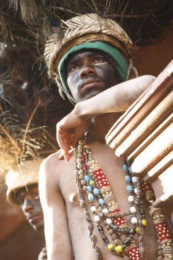 Geleneksel Hyderabad festivalinde tavus kuşu tüyü başlık takan adam Hindistan 'ın 15 Aralık 2025