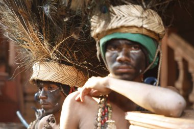 Geleneksel Hyderabad festivalinde tavus kuşu tüyü başlık takan adam Hindistan 'ın 15 Aralık 2025