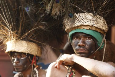 Geleneksel Hyderabad festivalinde tavus kuşu tüyü başlık takan adam Hindistan 'ın 15 Aralık 2025