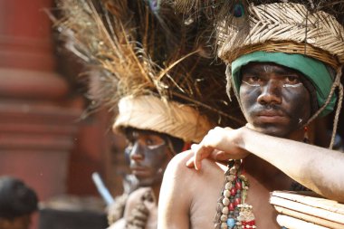 Geleneksel Hyderabad festivalinde tavus kuşu tüyü başlık takan adam Hindistan 'ın 15 Aralık 2025