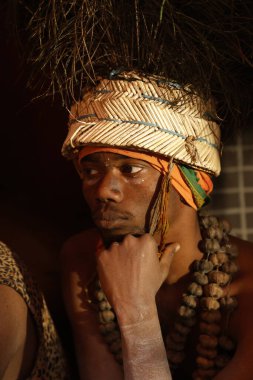 Geleneksel Hyderabad festivalinde tavus kuşu tüyü başlık takan adam Hindistan 'ın 15 Aralık 2025