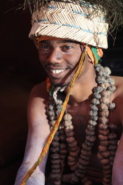 Geleneksel Hyderabad festivalinde tavus kuşu tüyü başlık takan adam Hindistan 'ın 15 Aralık 2025