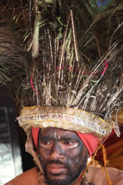 Geleneksel Hyderabad festivalinde tavus kuşu tüyü başlık takan adam Hindistan 'ın 15 Aralık 2025