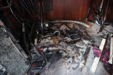 Tamirhanenin içinde düzgün ve gevşek bir şekilde düzenlenmiş yedek otomotiv parçaları koleksiyonu.