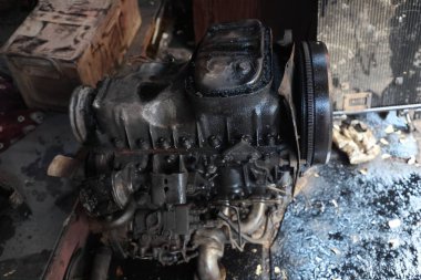 Tamirhanenin içinde düzgün ve gevşek bir şekilde düzenlenmiş yedek otomotiv parçaları koleksiyonu.