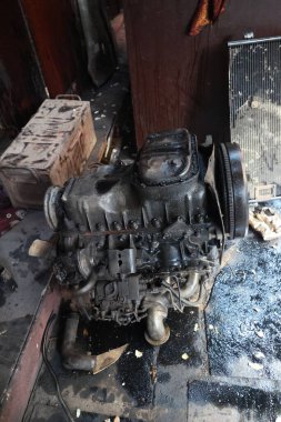 Tamirhanenin içinde düzgün ve gevşek bir şekilde düzenlenmiş yedek otomotiv parçaları koleksiyonu.