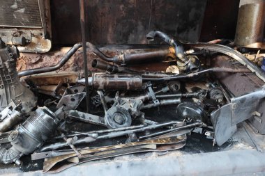 Tamirhanenin içinde düzgün ve gevşek bir şekilde düzenlenmiş yedek otomotiv parçaları koleksiyonu.