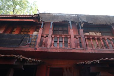 Eski çağdaş kırsal bir evin çatısı.