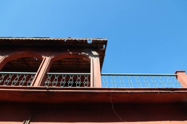 Eski çağdaş kırsal bir evin çatısı.