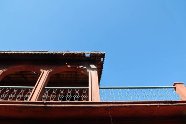 Eski çağdaş kırsal bir evin çatısı.