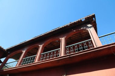 Eski çağdaş kırsal bir evin çatısı.