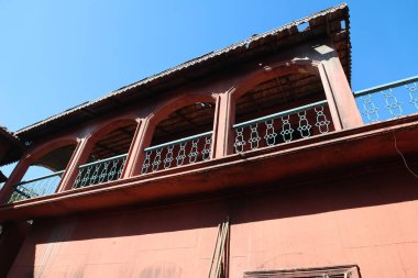 Eski çağdaş kırsal bir evin çatısı.