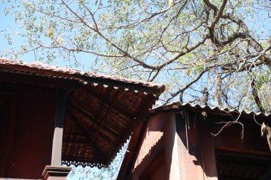 Eski çağdaş kırsal bir evin çatısı.