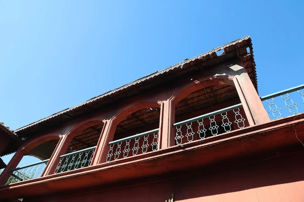 Eski çağdaş kırsal bir evin çatısı.