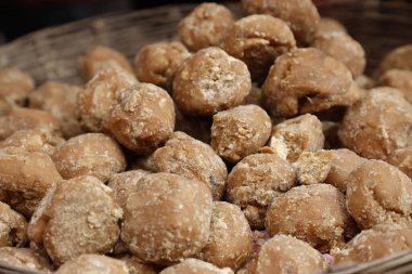 Markette Geleneksel Jaggery Şeker Küpü