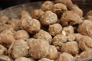 Markette Geleneksel Jaggery Şeker Küpü