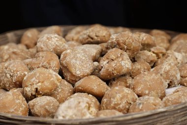 Markette Geleneksel Jaggery Şeker Küpü