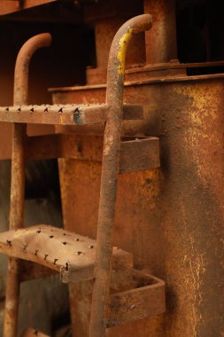 Bull Crusher King yükleyiciyi yola sürdü.