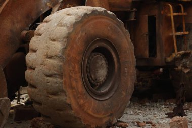 Bull Crusher King yükleyiciyi yola sürdü.