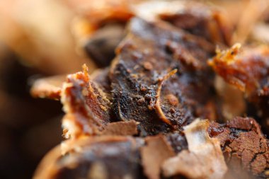 Yerel bir pazarda gösterilen ham kara demirhindi