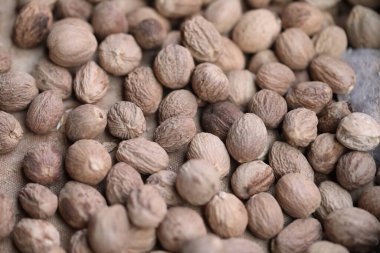 Piyasada çiğ Nutmeg görüntüsü