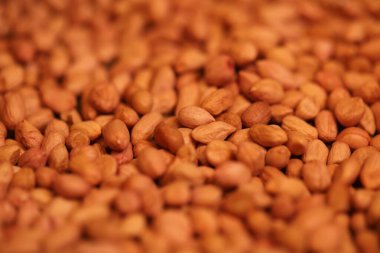 Yerel bir markette açık poşetlere yerleştirilmiş çiğ fıstık görüntüsü