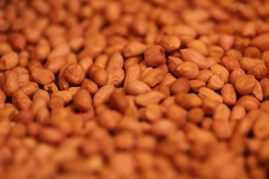 Yerel bir markette açık poşetlere yerleştirilmiş çiğ fıstık görüntüsü