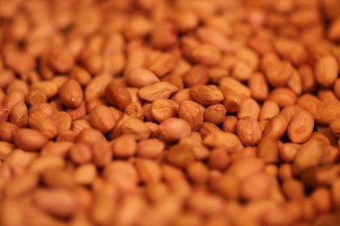 Yerel bir markette açık poşetlere yerleştirilmiş çiğ fıstık görüntüsü