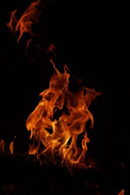 Ateş alevi siyah arkaplanda izole edildi