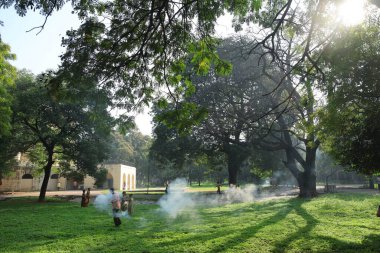 Hyderabad bahçesine duman uygula. Hindistan 15 Ocak 2026