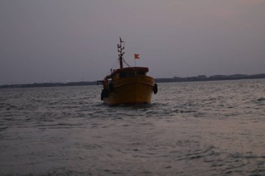 Deniz Kakinada 'da balıkçı teknesi. Hindistan. 15 Ocak 2026.