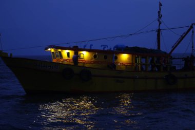 Deniz gecesinde balıkçı teknesi Kakinada Hindistan 15 Ocak 2026