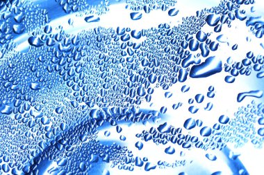 Çelik bir metalin üzerine su damlıyor.