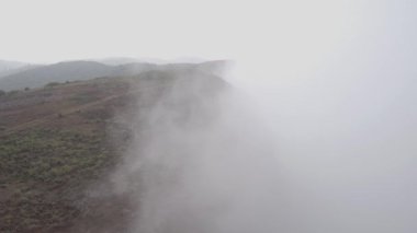 Hill Road 'daki motorlu bisiklet sürücüsünün hava görüntüsü.