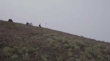 Hill Road 'daki motorlu bisiklet sürücüsünün hava görüntüsü.