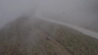 Hill Road 'daki motorlu bisiklet sürücüsünün hava görüntüsü.