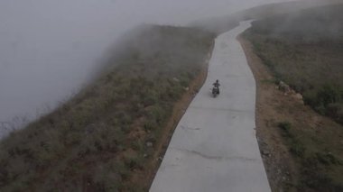 Hill Road 'daki motorlu bisiklet sürücüsünün hava görüntüsü.