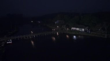 Aşıkların ahşap Ramp Gece Tatil Köyü 'ndeki hava görüntüsü