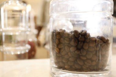 Bardakta kahve çekirdeği.