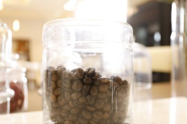 Bardakta kahve çekirdeği.