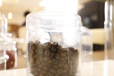 Bardakta kahve çekirdeği.