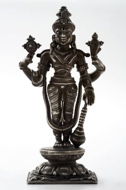 Beş metalin sergilendiği bir stüdyo fotoğrafı